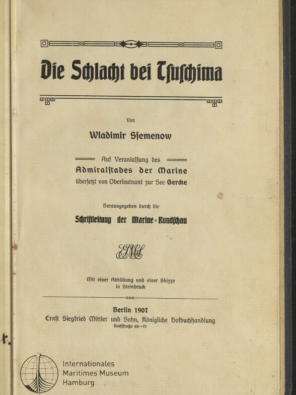 Titelblatt eines historischen Buchs mit großer Frakturschrift „Die Schlacht bei Tsushima“, darunter der Autor Wladimir Ssemenow, dekorative Linienornamente, Verlagsangaben Berlin 1907 (Ernst Siegfried Mittler und Sohn) und unten links Stempel/Logo des Internationalen Maritimen Museums Hamburg.