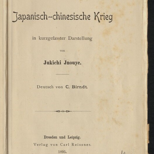 Titelblatt eines Buches mit dem Titel „Der Japanisch-chinesische Krieg in kurzgefasster Darstellung“ von Jukichi Inouye, deutsch von C. Birndt, Verlag Carl Reissner, Dresden und Leipzig 1895, mit Stempel und handschriftlichen Notizen am Rand.