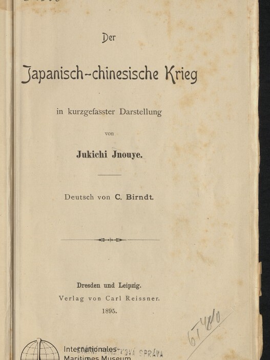 Titelblatt eines Buches mit dem Titel „Der Japanisch-chinesische Krieg in kurzgefasster Darstellung“ von Jukichi Inouye, deutsch von C. Birndt, Verlag Carl Reissner, Dresden und Leipzig 1895, mit Stempel und handschriftlichen Notizen am Rand.