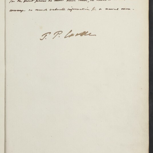 Buchseite mit mehreren Zeilen kursiver Handschrift in bräunlicher Tinte oben, darunter eine deutliche Unterschrift; große leere Fläche auf der Seite und unten links das gedruckte Logo ‚Internationales Maritimes Museum Hamburg‘.