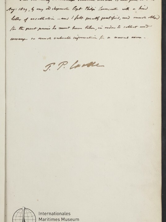 Buchseite mit mehreren Zeilen kursiver Handschrift in bräunlicher Tinte oben, darunter eine deutliche Unterschrift; große leere Fläche auf der Seite und unten links das gedruckte Logo ‚Internationales Maritimes Museum Hamburg‘.