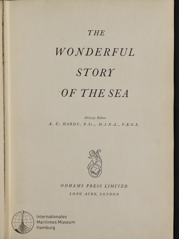 Titelseite eines Buchs mit dem groß gedruckten Titel 'The Wonderful Story of the Sea', darunter der Hinweis 'Advisory Editor: A. C. Hardy, B.Sc., M.I.N.A., F.R.G.S.', ein kleines Verlagswappen, der Verlegervermerk 'Odhams Press Limited, Long Acre, London' und ein Stempel 'Internationales Maritimes Museum Hamburg' in der linken unteren Ecke.