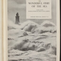 Titelblatt eines Buchs mit der Überschrift „The Wonderful Story of the Sea“, das eine stürmische See mit hohen Brechern und einen fernen Leuchtturm links zeigt; unten links das Logo des Internationalen Maritimen Museums Hamburg.