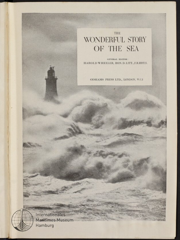 Titelblatt eines Buchs mit der Überschrift „The Wonderful Story of the Sea“, das eine stürmische See mit hohen Brechern und einen fernen Leuchtturm links zeigt; unten links das Logo des Internationalen Maritimen Museums Hamburg.