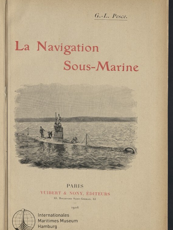 Titelblatt von G.-L. Pesce: großer Schriftzug „La Navigation Sous-Marine“ über einer Zeichnung eines frühen U‑Boots mit mehreren Seeleuten auf Deck, das auf dem Wasser vor einer Küstenlinie treibt; darunter Verlagsangaben (Paris, Vuibert & Nony, 1906) und Stempel des Internationalen Maritimen Museums Hamburg.