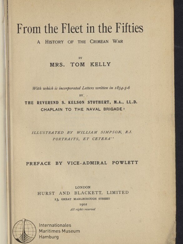 Titelblatt des Buchs From the Fleet in the Fifties: A History of the Crimean War von Mrs. Tom Kelly mit Hinweis auf Reverend S. Kelson Stothert, Illustrationen von William Simpson, Vorwort von Vice‑Admiral Powlett, Verlag Hurst and Blackett, London 1902 sowie Stempel des Internationalen Maritimen Museums Hamburg.