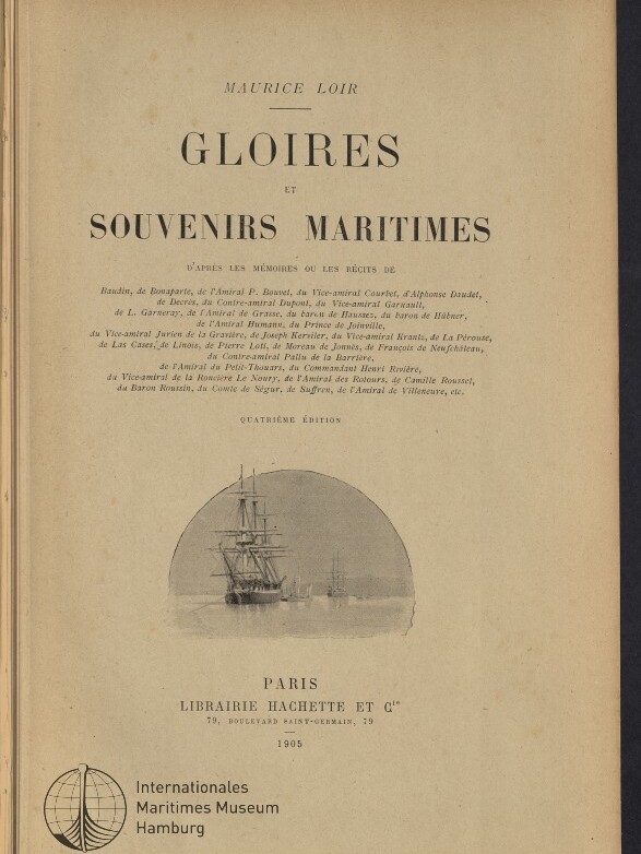 Titelblatt eines alten Buchs mit dem französischen Titel „Gloires et Souvenirs Maritimes“ von Maurice Loir, datiert 1905 in Paris; mittig groß gedruckter Titel, darunter eine halbkreisförmige Vignette mit Segelschiffen auf ruhigem Meer, unten Verlagsangaben und ein Stempel des Internationalen Maritimen Museums Hamburg.