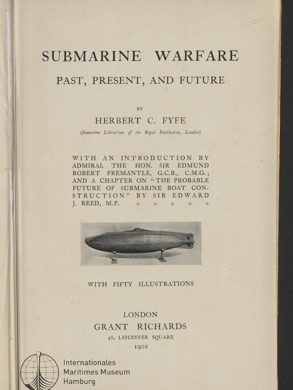 Titelblatt eines Buches mit der großen Überschrift „SUBMARINE WARFARE — PAST, PRESENT, AND FUTURE“, dem Autorennamen, einer kleinen Zeichnung eines U-Boots, Verlagsangaben (London, Grant Richards, 1902) und dem Stempel des Internationalen Maritimen Museums Hamburg.