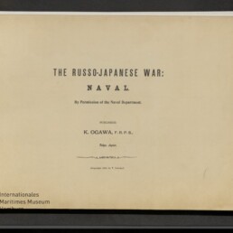 Titelblatt eines alten Buchs mit der Überschrift THE RUSSO-JAPANESE WAR: NAVAL, Herausgeber K. Ogawa (Tokyo), gedruckt auf vergilbtem Papier mit Stempel des Internationalen Maritimen Museums Hamburg unten links und sichtbarem schwarzen Einbandrand.