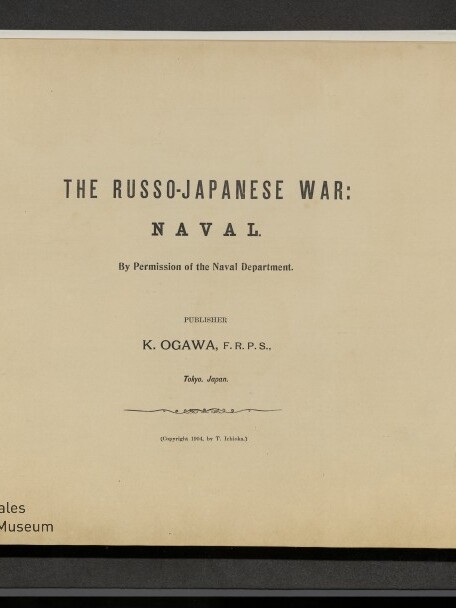 Titelblatt eines alten Buchs mit der Überschrift THE RUSSO-JAPANESE WAR: NAVAL, Herausgeber K. Ogawa (Tokyo), gedruckt auf vergilbtem Papier mit Stempel des Internationalen Maritimen Museums Hamburg unten links und sichtbarem schwarzen Einbandrand.