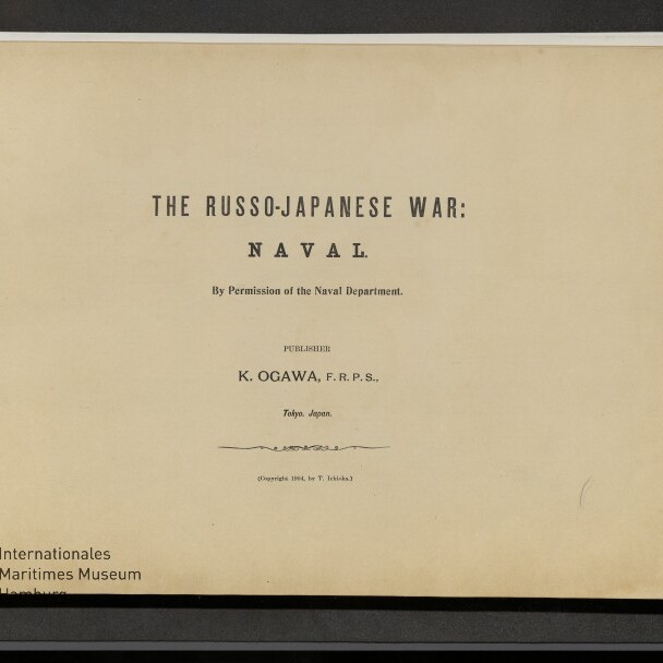 Titelblatt eines alten Buchs mit der Überschrift THE RUSSO-JAPANESE WAR: NAVAL, Herausgeber K. Ogawa (Tokyo), gedruckt auf vergilbtem Papier mit Stempel des Internationalen Maritimen Museums Hamburg unten links und sichtbarem schwarzen Einbandrand.