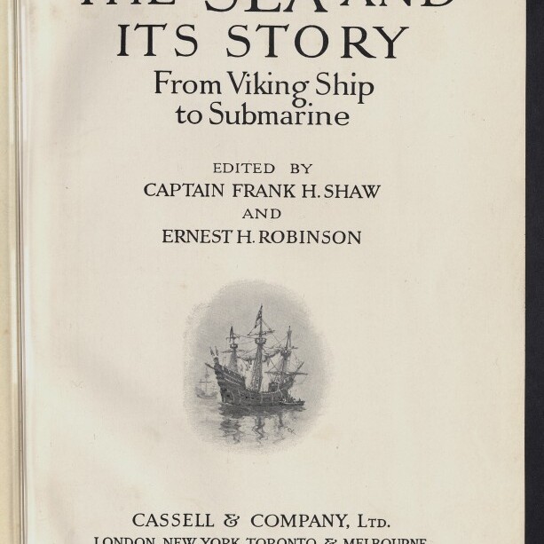 Titelblatt eines Buches mit großem Titel THE SEA AND ITS STORY — From Viking Ship to Submarine, den Herausgebern Captain Frank H. Shaw und Ernest H. Robinson, einer kleinen Schwarzweißzeichnung eines Segelschiffs sowie Verlagsangaben Cassell & Company, Ltd., 1910 und einem Stempel des Internationalen Maritimen Museums Hamburg.