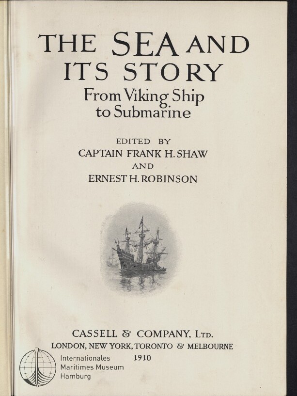 Titelblatt eines Buches mit großem Titel THE SEA AND ITS STORY — From Viking Ship to Submarine, den Herausgebern Captain Frank H. Shaw und Ernest H. Robinson, einer kleinen Schwarzweißzeichnung eines Segelschiffs sowie Verlagsangaben Cassell & Company, Ltd., 1910 und einem Stempel des Internationalen Maritimen Museums Hamburg.