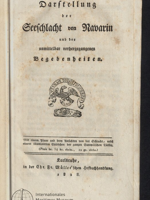 Titelseite eines deutschen Buchs in Frakturschrift mit dem Titel Darstellung der Seeschlacht von Navarin und der unmittelbar vorgegangenen Begebenheiten, darüber ein gedrucktes Wappen mit Doppelkopfadler, Verlagsangabe Karlsruhe 1828 unten und ein Museumswasserzeichen links unten.