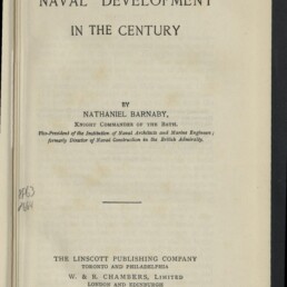 Titelblatt eines Buchs mit dem großen Titel „Naval Development in the Century“, dem Autorennamen Nathaniel Barnaby, Verlagsangaben der Linscott Publishing Company und einem Stempel „Internationales Maritimes Museum Hamburg“.