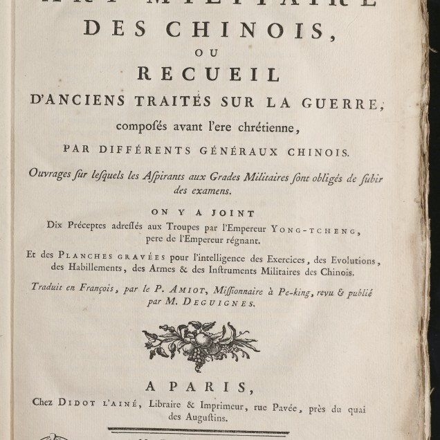 Titelseite eines französischen Buchs mit großem Titel »ART MILITAIRE DES CHINOIS, OU RECUEIL…« in Versalien, darunter erläuternder Text, eine florale Druckverzierung, Verlagsangabe »A PARIS, Chez Didot l’aîné« und Jahresangabe »MDCCLXXII« (1772); linke untere Ecke mit Stempel des Internationalen Maritimen Museums Hamburg und leicht beschädigte Papierkanten.