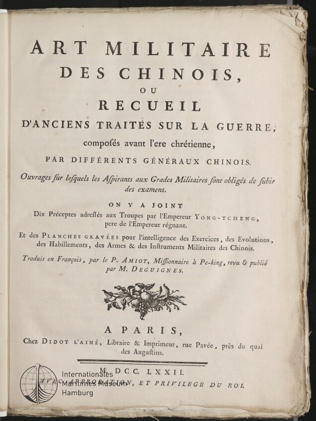 Titelseite eines französischen Buchs mit großem Titel »ART MILITAIRE DES CHINOIS, OU RECUEIL…« in Versalien, darunter erläuternder Text, eine florale Druckverzierung, Verlagsangabe »A PARIS, Chez Didot l’aîné« und Jahresangabe »MDCCLXXII« (1772); linke untere Ecke mit Stempel des Internationalen Maritimen Museums Hamburg und leicht beschädigte Papierkanten.