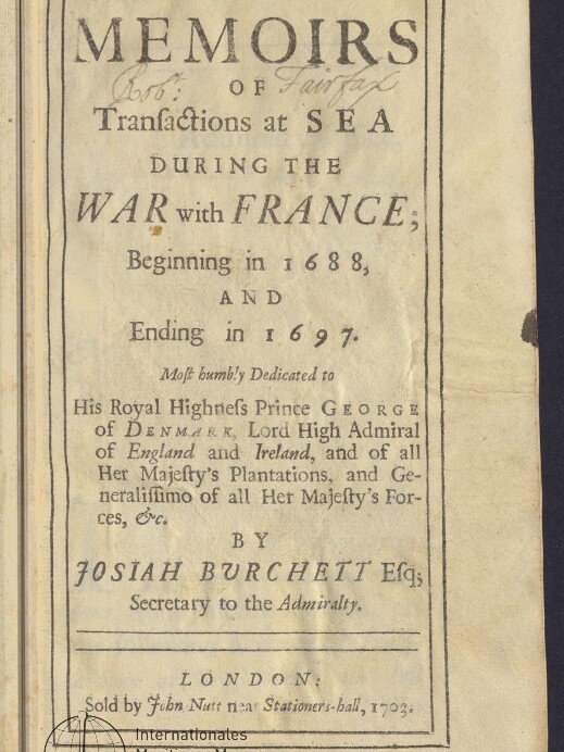 Titelseite eines alten Buchs mit großem Titel ‚MEMOIRS‘ und dem Untertitel ‚Transactions at Sea during the War with France, Beginning in 1688, and Ending in 1697‘, Angaben zum Autor Josiah Burchett und der Widmung an Prince George, gedruckt in London 1703; Papier mit Altersflecken, handschriftlicher Notiz oben und Museumsstempel unten links.