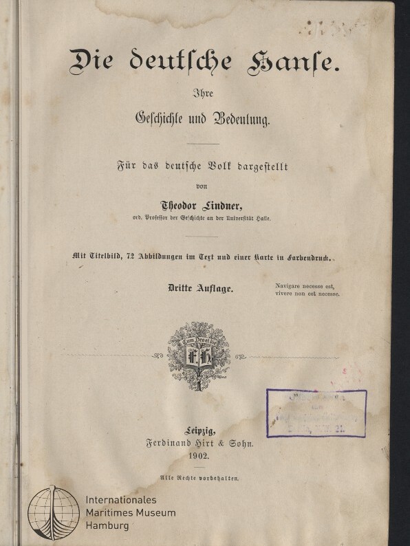 Titelblatt eines alten Buches mit der Überschrift „Die deutsche Hanse. Ihre Geschichte und Bedeutung.“ von Theodor Lindner (Leipzig 1902), dekorativer Vignette in der Mitte, violettem Stempel rechts und deutlichen Altersflecken am Rand.