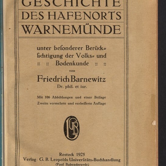 Titelseite eines Buchs mit großem Titel „Geschichte des Hafenorts Warnemünde“, Untertitel zur Volks‑ und Bodenkunde, Autor Friedrich Barnewitz, Druckangabe Rostock 1925, dekorativer gepunkteter Rahmen und unten Logo des Internationalen Maritimen Museums Hamburg.