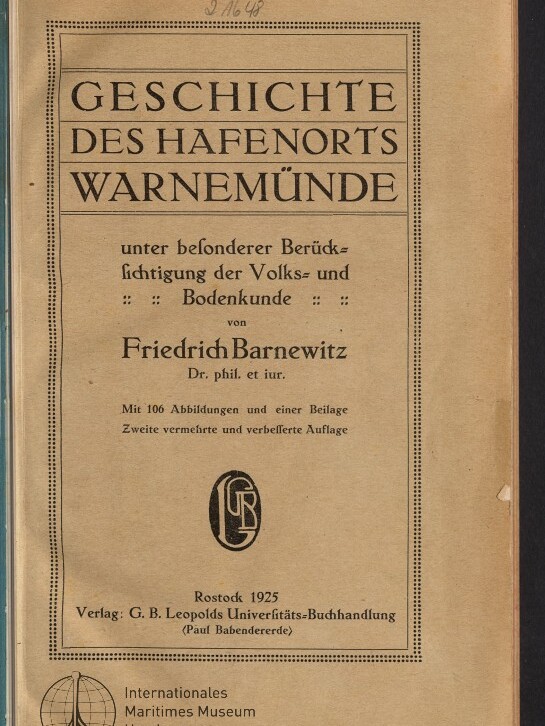 Titelseite eines Buchs mit großem Titel „Geschichte des Hafenorts Warnemünde“, Untertitel zur Volks‑ und Bodenkunde, Autor Friedrich Barnewitz, Druckangabe Rostock 1925, dekorativer gepunkteter Rahmen und unten Logo des Internationalen Maritimen Museums Hamburg.