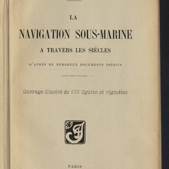Titelseite eines alten französischen Buchs auf vergilbtem Papier mit dem Autorennamen Maurice Delpeuch oben, dem großen Titel LA NAVIGATION SOUS-MARINE A TRAVERS LES SIÈCLES in Druckbuchstaben, einem dekorativen Monogramm in der Mitte, Verlagsangaben unten und einem Stempel des Internationalen Maritimen Museums Hamburg.