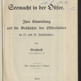 Titelblatt eines historischen Buchs mit schwarzer Frakturschrift „Seemacht in der Ostsee. Ihre Einwirkung auf die Geschichte der Ostseeländer im 17. und 18. Jahrhundert“, Angabe des Verfassers „Kirchhoff, Vize-Admiral z. D.“, Verlagsangabe „Kiel, Verlag von Robert Cordes 1907“, oben rechts handschriftliche Widmung in blauer Tinte, oben links Bleistift- bzw. Stempelnotizen und unten links Stempel und Logo des Internationalen Maritimen Museums Hamburg.