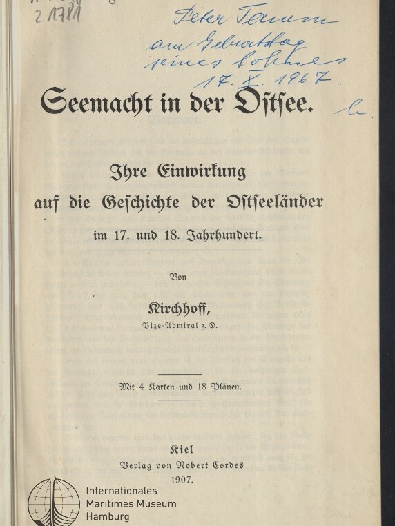 Titelblatt eines historischen Buchs mit schwarzer Frakturschrift „Seemacht in der Ostsee. Ihre Einwirkung auf die Geschichte der Ostseeländer im 17. und 18. Jahrhundert“, Angabe des Verfassers „Kirchhoff, Vize-Admiral z. D.“, Verlagsangabe „Kiel, Verlag von Robert Cordes 1907“, oben rechts handschriftliche Widmung in blauer Tinte, oben links Bleistift- bzw. Stempelnotizen und unten links Stempel und Logo des Internationalen Maritimen Museums Hamburg.