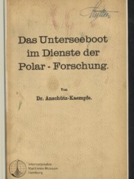 Titelblatt eines alten Buchs mit dem großen Schriftzug „Das Unterseeboot im Dienste der Polar‑Forschung“, Autorangabe „Dr. Anschütz‑Kaempfe“, handschriftliche Signatur oben rechts und Logo des Internationalen Maritimen Museums Hamburg unten links.
