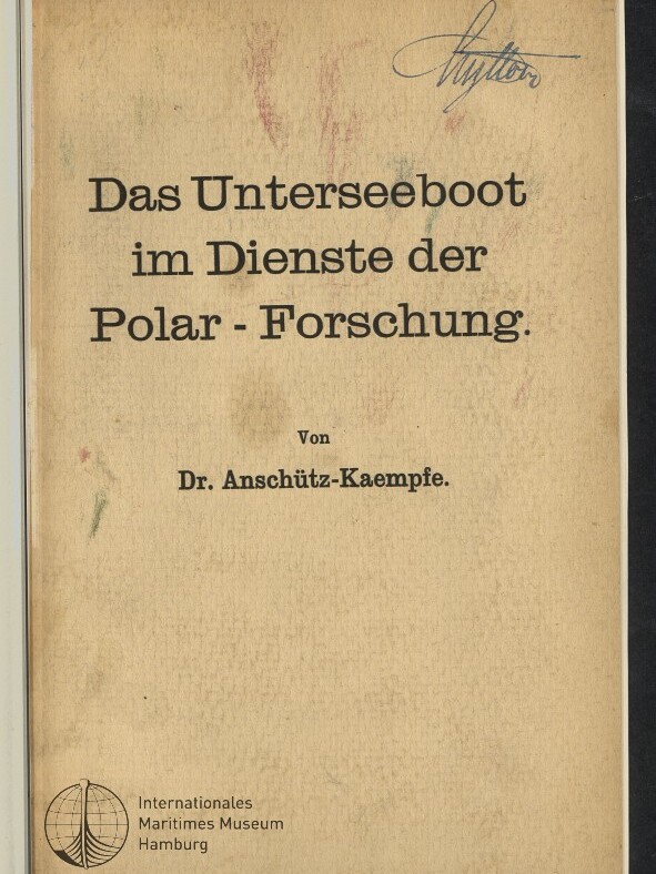 Titelblatt eines alten Buchs mit dem großen Schriftzug „Das Unterseeboot im Dienste der Polar‑Forschung“, Autorangabe „Dr. Anschütz‑Kaempfe“, handschriftliche Signatur oben rechts und Logo des Internationalen Maritimen Museums Hamburg unten links.