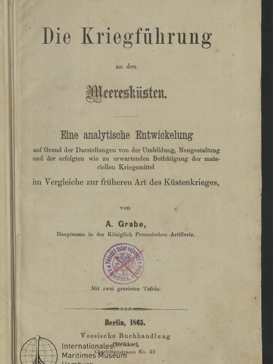 Titelblatt eines deutschen Buchs von 1865 mit großem Titel „Die Kriegführung an den Meeresküsten“, Untertitel und Autor A. Grabe, einem runden violetten Stempel in der Mitte und dem Logo des Internationalen Maritimen Museums Hamburg unten links.
