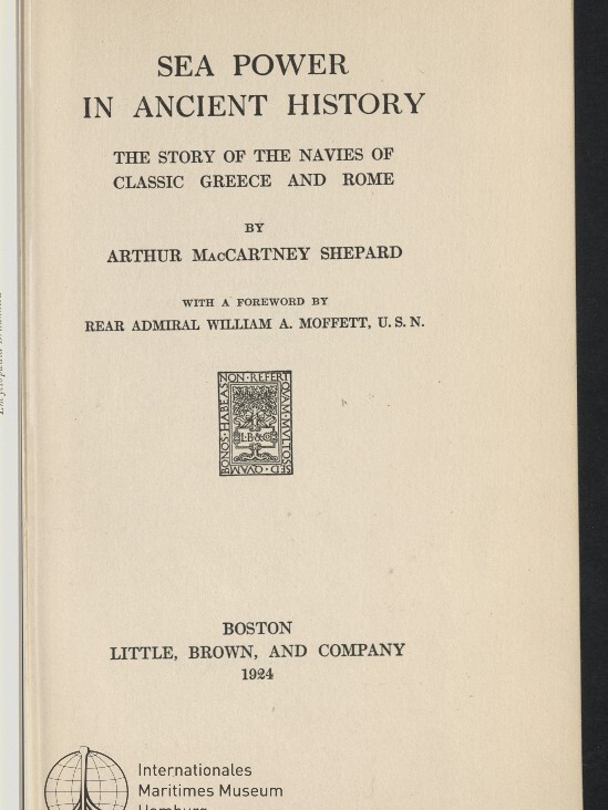 Titelblatt des Buches Sea Power in Ancient History von Arthur Maccartney Shepard (1924) mit dem Untertitel The Story of the Navies of Classic Greece and Rome, Vorwort von Rear Admiral William A. Moffett, Verlagsangabe Little, Brown and Company und Stempel des Internationales Maritimes Museum Hamburg.