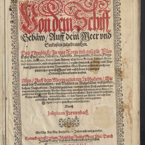 Titelblatt eines historischen Buches zur Schiffsbaukunst (Architectura Navalis) mit großem roten, ornamentalen Frakturtitel ‚Von dem Schiff‘, schwarzem Frakturtext, dichtem Satz, reich verziertem floralen Rahmen, Druckvermerk Anno M.DC.XXIX, Altersflecken und einem Stempel unten links.
