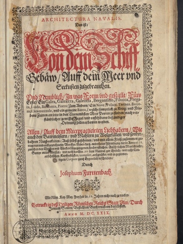 Titelblatt eines historischen Buches zur Schiffsbaukunst (Architectura Navalis) mit großem roten, ornamentalen Frakturtitel ‚Von dem Schiff‘, schwarzem Frakturtext, dichtem Satz, reich verziertem floralen Rahmen, Druckvermerk Anno M.DC.XXIX, Altersflecken und einem Stempel unten links.