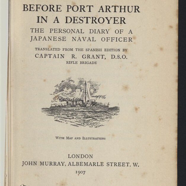 Titelseite eines alten Buchs mit dem Titel Before Port Arthur in a Destroyer und dem Untertitel The Personal Diary of a Japanese Naval Officer, mittig eine kleine Schwarz-Weiß-Illustration eines Zerstörers, Verlagsangaben London John Murray 1907 sowie Stempel des Internationalen Maritimen Museums Hamburg auf vergilbtem, geflecktem Papier.