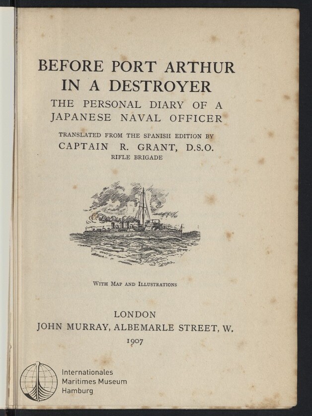 Titelseite eines alten Buchs mit dem Titel Before Port Arthur in a Destroyer und dem Untertitel The Personal Diary of a Japanese Naval Officer, mittig eine kleine Schwarz-Weiß-Illustration eines Zerstörers, Verlagsangaben London John Murray 1907 sowie Stempel des Internationalen Maritimen Museums Hamburg auf vergilbtem, geflecktem Papier.