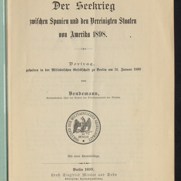 Titelblatt einer deutschen Veröffentlichung (Berlin 1899) mit Frakturtitel ‚Der Seekrieg zwischen Spanien und den Vereinigten Staaten von Amerika 1898‘, Autorenangabe Bendemann, rundem Siegel der Militärischen Gesellschaft in der Mitte und Museumssiegel ‚Internationales Maritimes Museum Hamburg‘ unten links.