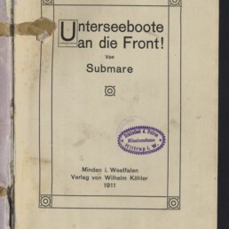Titelblatt eines Buches mit dekorativem Rahmen und dem großen Titel ‚Unterseeboote an die Front!‘ von Submare, violettem Bibliotheksstempel, Verlagsangabe „Minden i. Westfalen, Verlag von Wilhelm Köhler 1911“, dem Logo des Internationalen Maritimen Museums Hamburg unten links und beschädigten Klebebandresten am linken Rand.