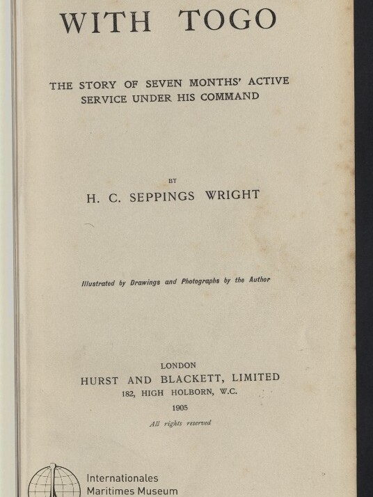 Titelseite eines alten Buches mit großem Titel «WITH TOGO», dem Untertitel „The Story of Seven Months' Active Service Under His Command“, Autorangabe H. C. Seppings Wright, Verlagsangaben London Hurst and Blackett 1905 und einem Stempel/Logo des Internationalen Maritimen Museums Hamburg unten links.