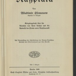 Titelblatt eines Buchs (Berlin 1908) mit groß in Frakturschrift gesetztem Titel, dem Autorennamen Wladimir Semenow, dem Untertitel zu einem Kriegstagebuch über die Blockade von Port Arthur und die Ausreise der Flotte, einem runden Verlagsmonogramm in der Mitte, Verlagsangaben unten und dem Stempel des Internationalen Maritimen Museums Hamburg links unten.