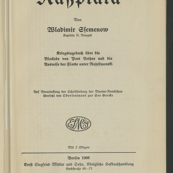 Titelblatt eines Buchs (Berlin 1908) mit groß in Frakturschrift gesetztem Titel, dem Autorennamen Wladimir Semenow, dem Untertitel zu einem Kriegstagebuch über die Blockade von Port Arthur und die Ausreise der Flotte, einem runden Verlagsmonogramm in der Mitte, Verlagsangaben unten und dem Stempel des Internationalen Maritimen Museums Hamburg links unten.
