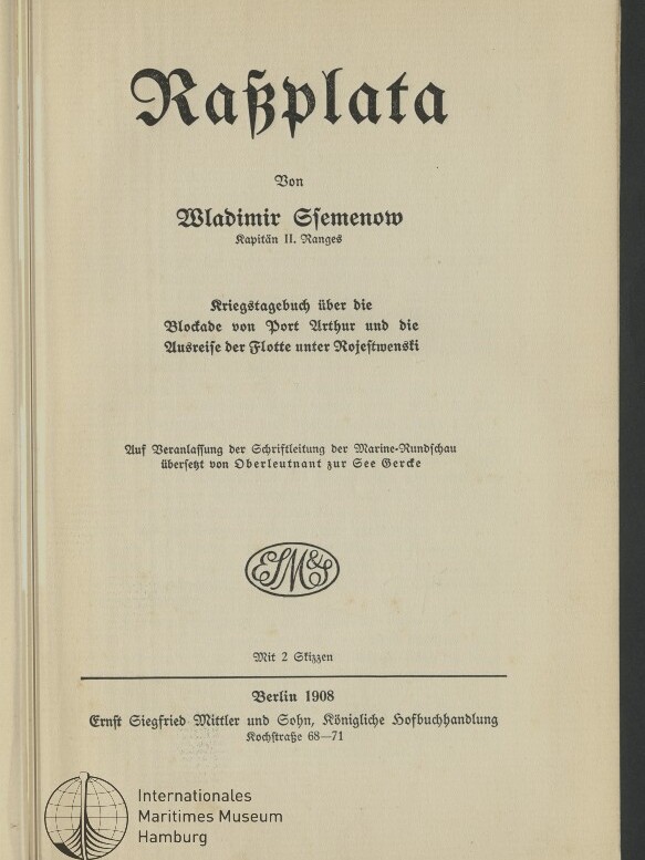 Titelblatt eines Buchs (Berlin 1908) mit groß in Frakturschrift gesetztem Titel, dem Autorennamen Wladimir Semenow, dem Untertitel zu einem Kriegstagebuch über die Blockade von Port Arthur und die Ausreise der Flotte, einem runden Verlagsmonogramm in der Mitte, Verlagsangaben unten und dem Stempel des Internationalen Maritimen Museums Hamburg links unten.