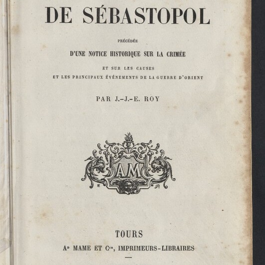 Altes Titelblatt eines französischen Buchs mit dem großen Titel 'Histoire du siège et de la prise de Sébastopol', Verfasserangabe J.-J.-E. Roy, dekorativem Monogramm in der Bildmitte, Verlags- und Jahresangaben unten, braunen Altersflecken und Stempel des Internationalen Maritimen Museums Hamburg.