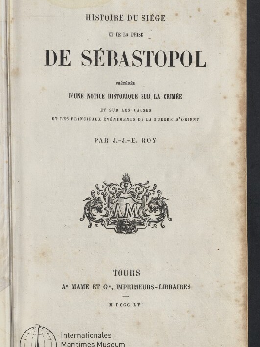 Altes Titelblatt eines französischen Buchs mit dem großen Titel 'Histoire du siège et de la prise de Sébastopol', Verfasserangabe J.-J.-E. Roy, dekorativem Monogramm in der Bildmitte, Verlags- und Jahresangaben unten, braunen Altersflecken und Stempel des Internationalen Maritimen Museums Hamburg.