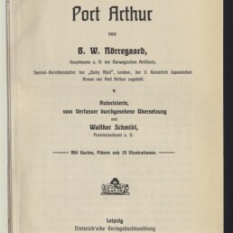 Titelblatt eines Buches mit der Überschrift „Die Belagerung von Port Arthur“, Autoren- und Übersetzerangaben, Verlagshinweis Leipzig (Dieterich'sche Verlagsbuchhandlung, 1906), Stempel „G. v. Schaewen.“ oben rechts und Museumslogo unten links.
