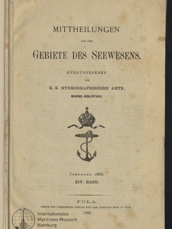 Titelseite einer deutschen nautischen Publikation von 1886 mit dem Titel Mittheilungen aus dem Gebiete des Seewesens, Herausgeber K. K. Hydrographisches Amte, einem Kronen‑und‑Anker‑Emblem in der Mitte und dem Stempel des Internationalen Maritimen Museums Hamburg.