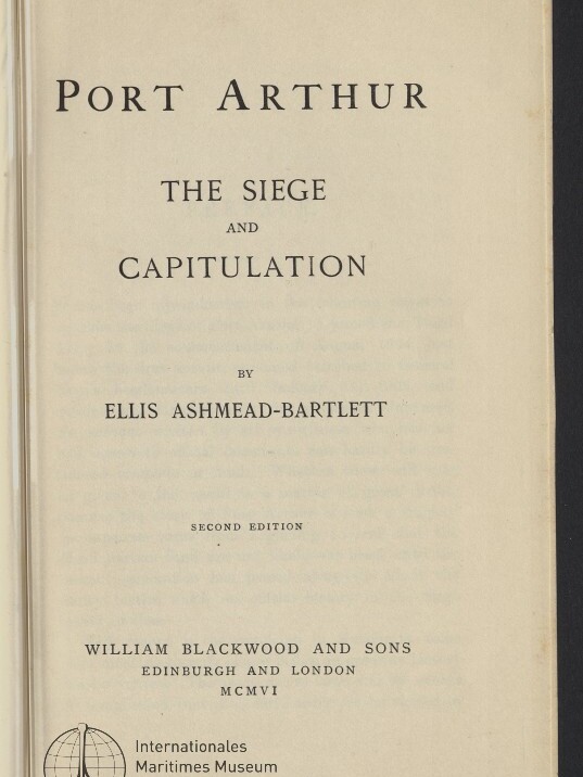 Titelseite eines alten Buches auf cremefarbenem Papier mit der Überschrift „Port Arthur“, dem Untertitel „The Siege and Capitulation“, dem Autorennamen Ellis Ashmead-Bartlett, dem Hinweis „Second Edition“, Verlagsangaben „William Blackwood and Sons, Edinburgh and London, MCMVI“ und einem Internationales Maritimes Museum Hamburg-Logo unten links.