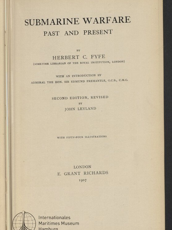 Titelblatt eines Buches mit der großen Überschrift „SUBMARINE WARFARE PAST AND PRESENT“, Autor Herbert C. Fyfe, Hinweis auf Einführung von Admiral Sir Edmund Fremantle, zweite überarbeitete Auflage von John Leyland, Verlag E. Grant Richards 1907 und Stempel des Internationalen Maritimen Museums Hamburg