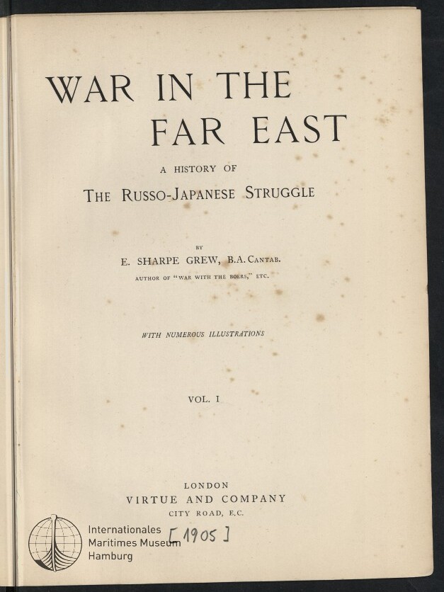 Titelblatt eines alten Buchs mit großem Schriftzug „War in the Far East – A History of the Russo-Japanese Struggle“, Autor E. Sharpe Grew, Verlagsangabe „Virtue and Company, London“, Vol. I, zahlreiche braune Altersflecken und Stempel des Internationalen Maritimen Museums Hamburg mit handschriftlicher Jahresangabe [1905].