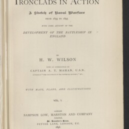 Vorderes Titelblatt des Buches „Ironclads in Action“ von H. W. Wilson (1896) mit großem Titel, Untertiteln zur Entwicklung der Schlachtschiffe, Verlagsangaben von Sampson Low, Marston and Company und dem Logo des Internationalen Maritimen Museums Hamburg unten links.